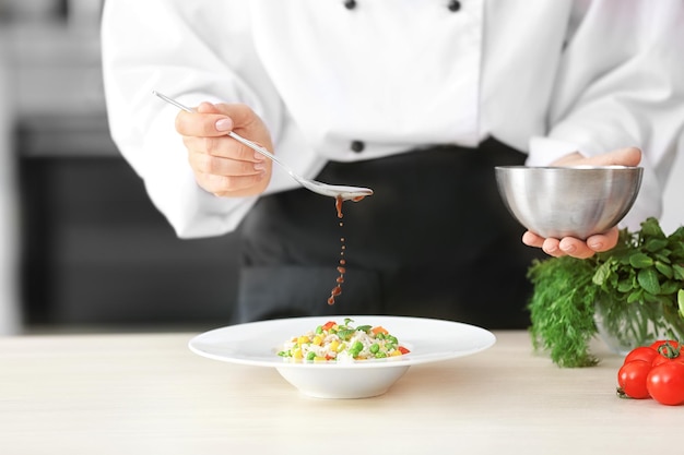 Kucharz przygotowujący potrawę